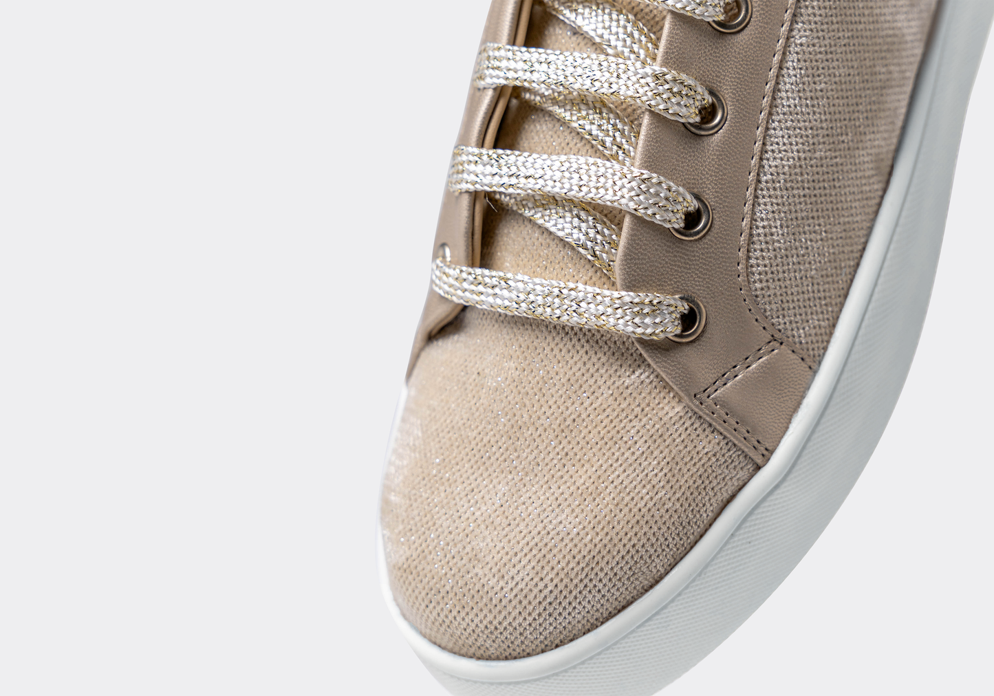 Edge – luxurious Ivory shimmer with a velvet-touch finish